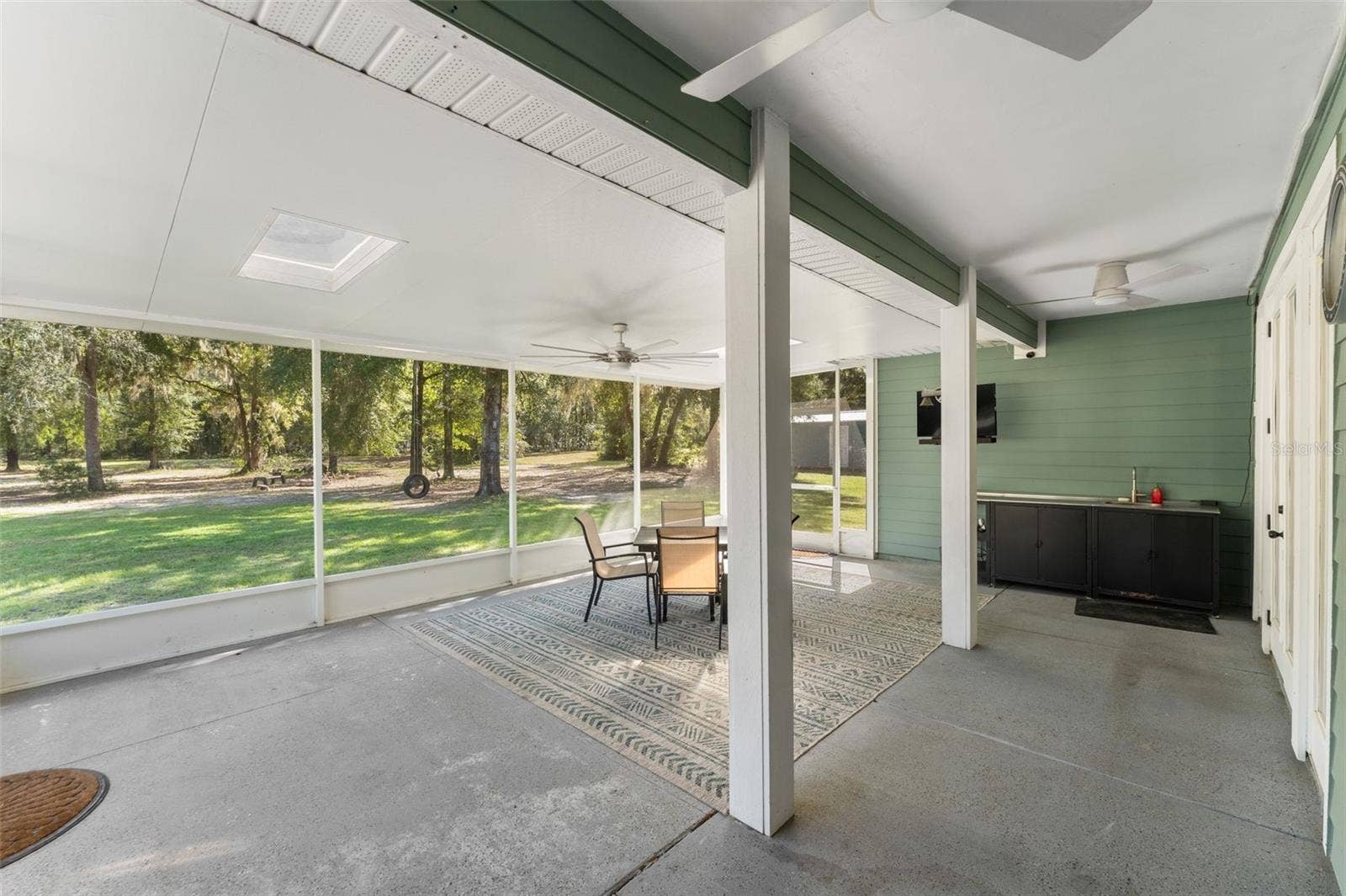 8499 NE 8TH PLACE, High Springs, FL 32643 Spacious screened lanai