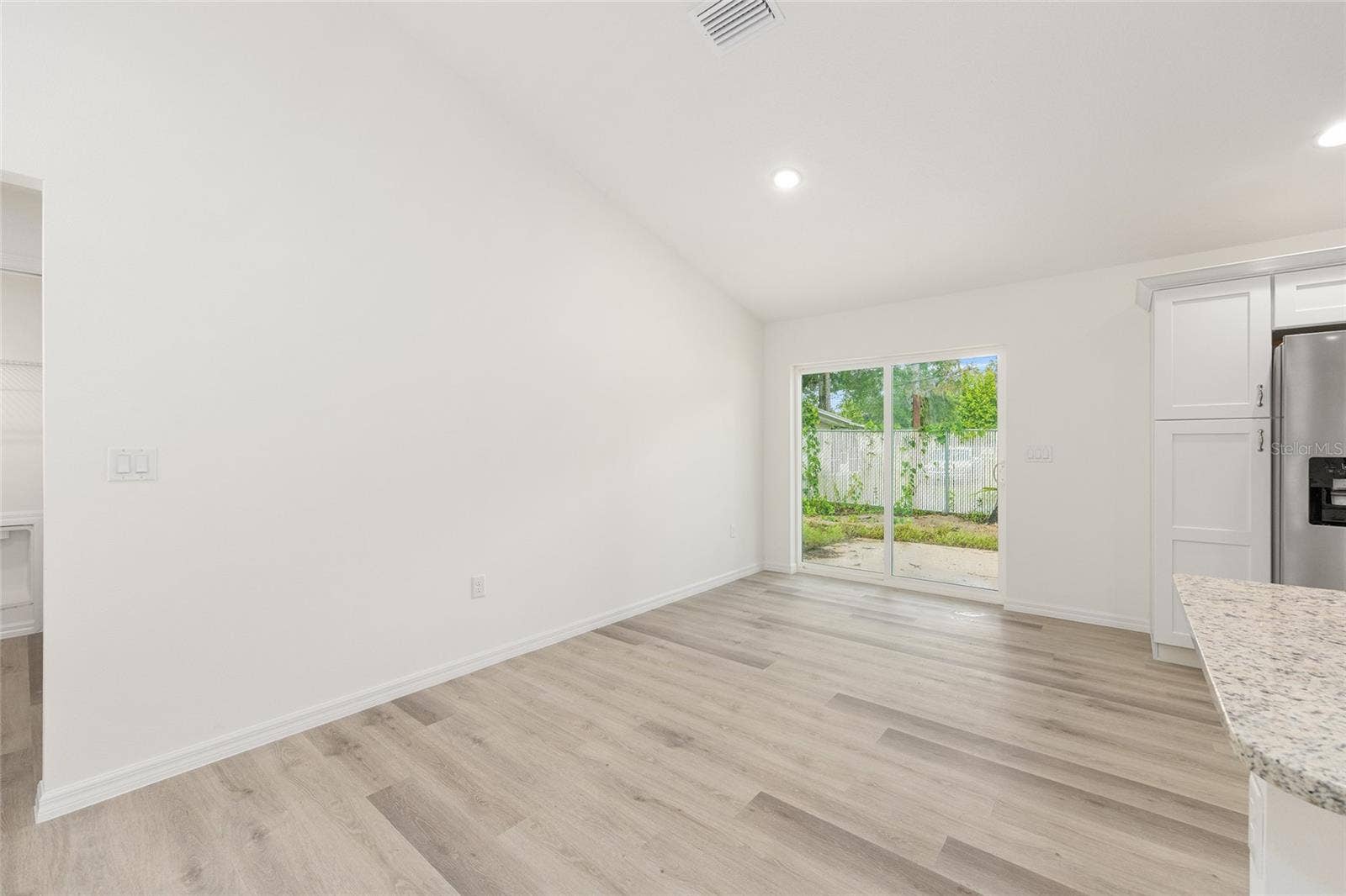 14421 SW 77TH AVENUE, Ocala, FL 34473 Living Room