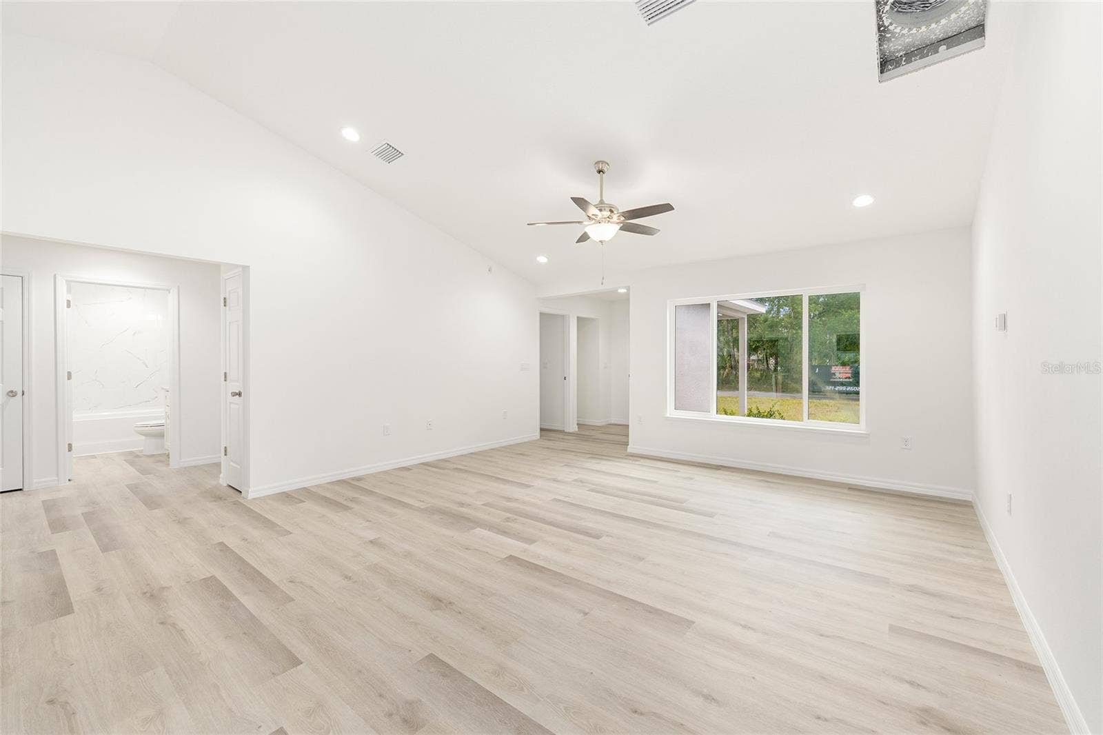 14421 SW 77TH AVENUE, Ocala, FL 34473 Living Room