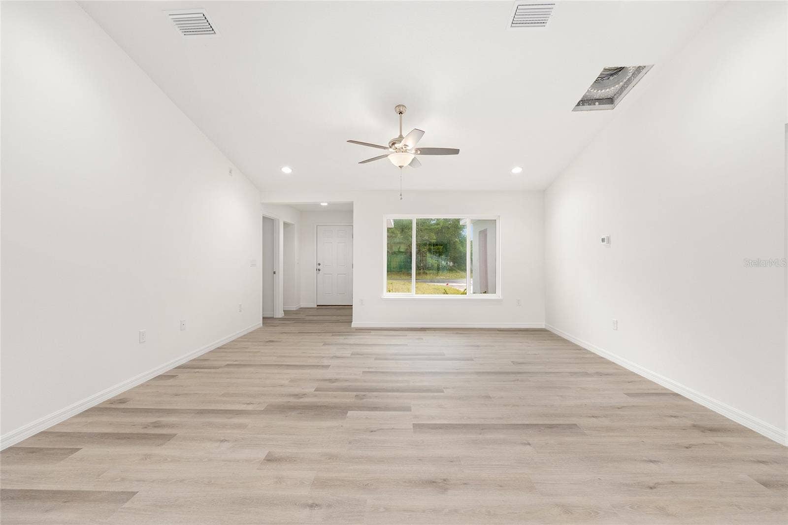 14421 SW 77TH AVENUE, Ocala, FL 34473 Living Room