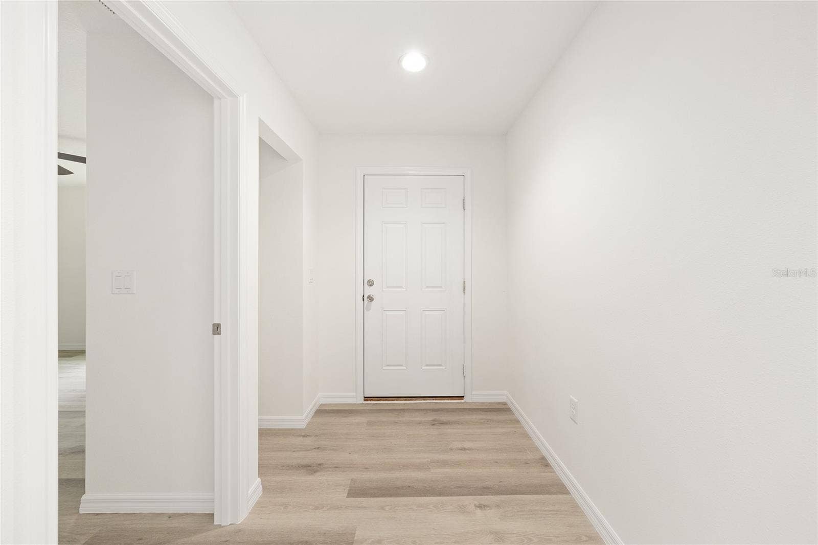 14421 SW 77TH AVENUE, Ocala, FL 34473 Entryway
