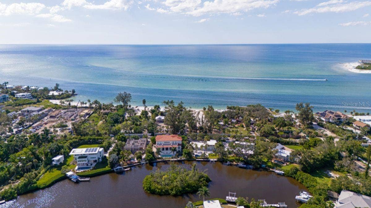 4226 HIGEL AVENUE, Sarasota, FL 34242 4226 HIGEL AVENUE, Sarasota, FL 34242