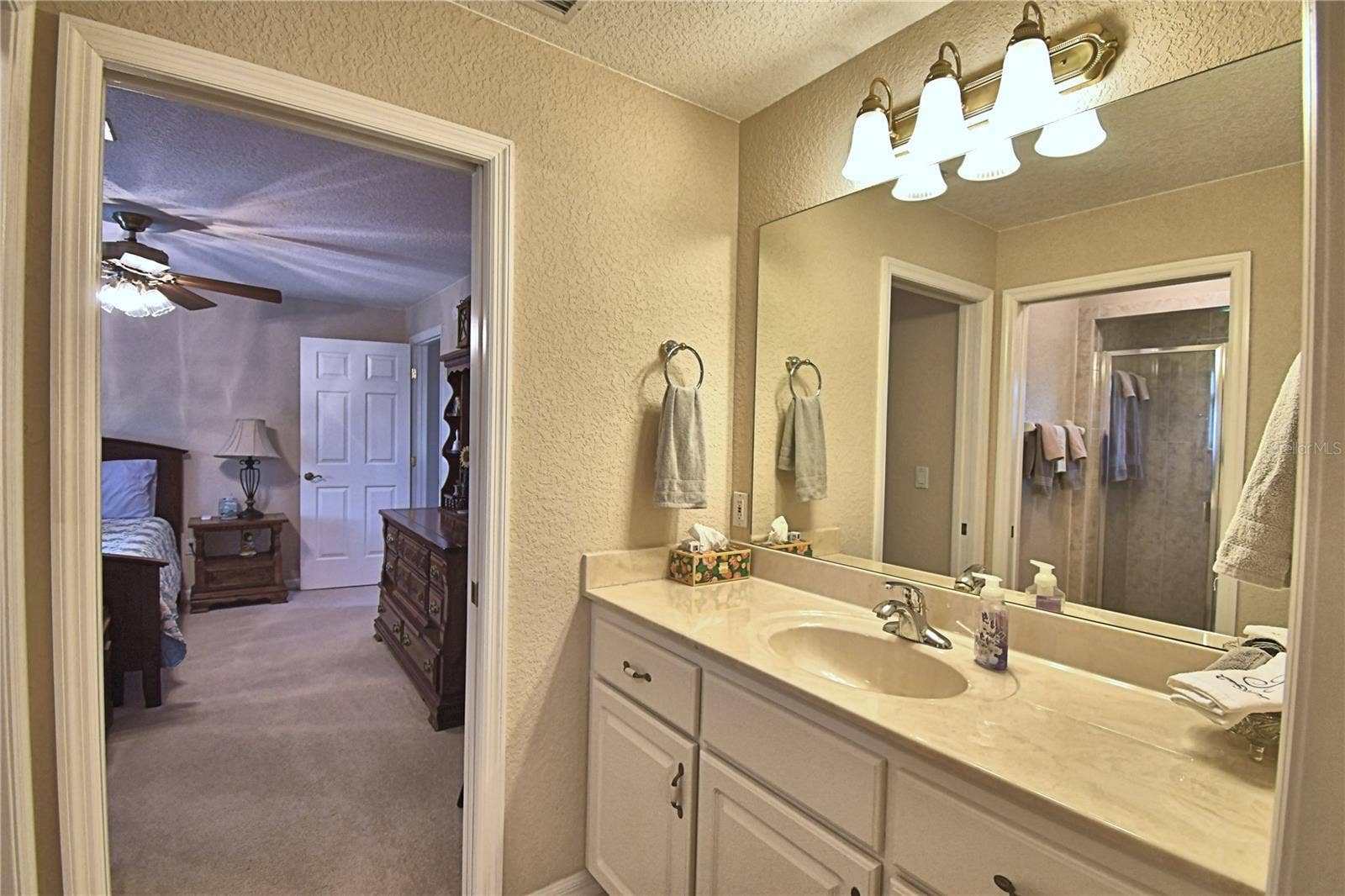 2391 S LAKE REEDY BOULEVARD, Frostproof, FL 33843 Jack & Jill full Bathroom