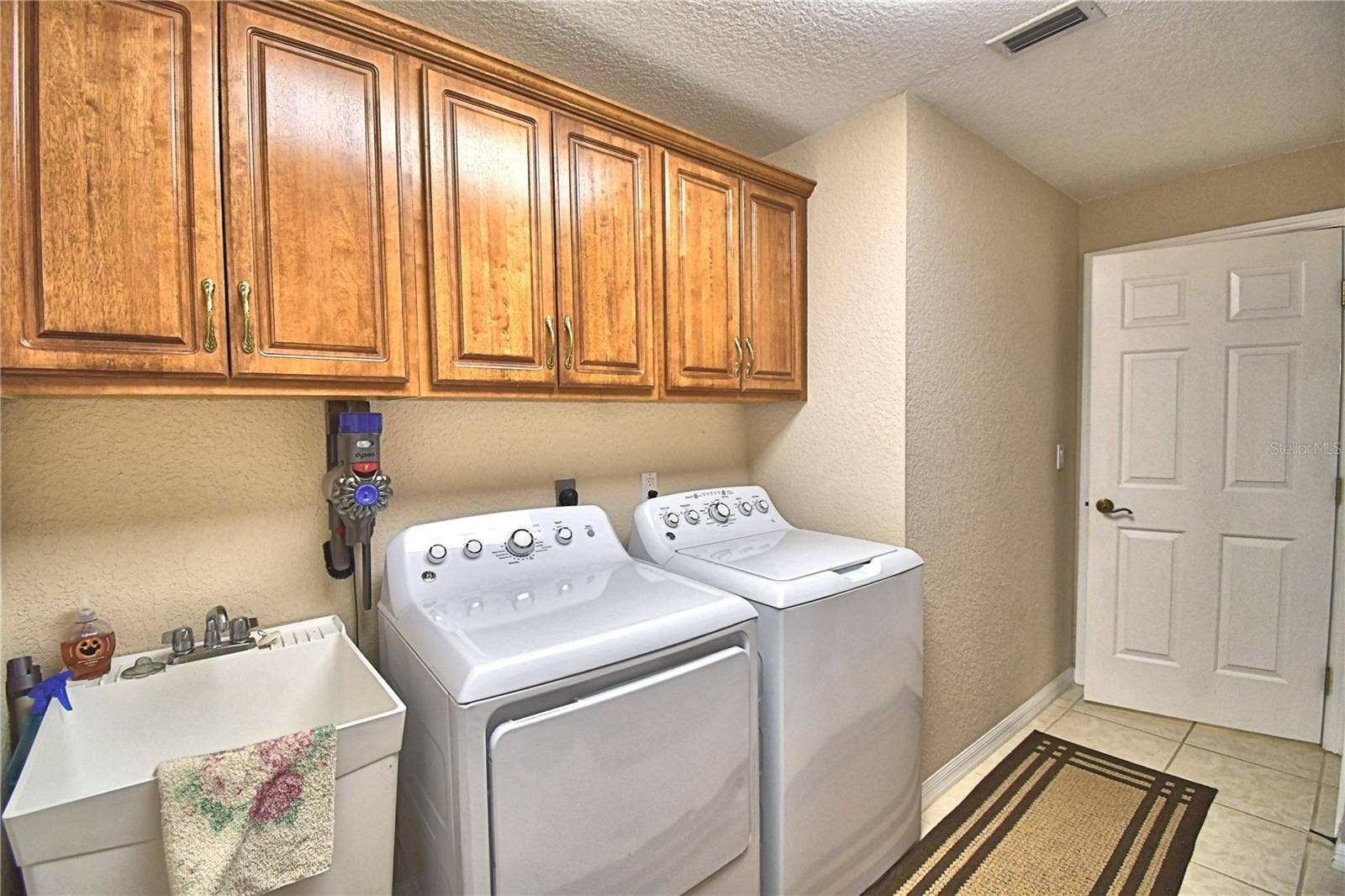 2391 S LAKE REEDY BOULEVARD, Frostproof, FL 33843 Just off the Kitchen