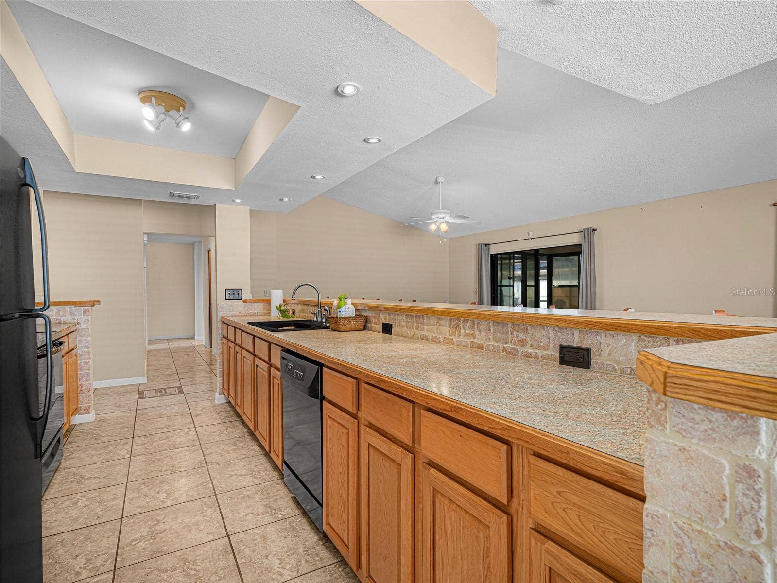 812 SANDALWOOD DRIVE, Plant City, FL 33563 Kitchen