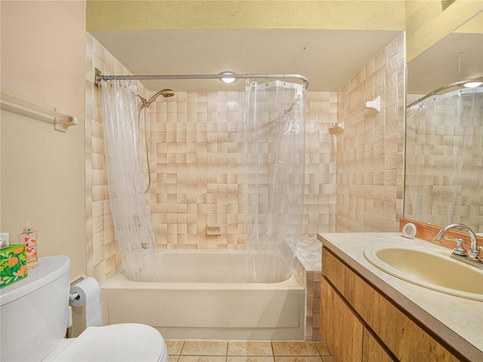 812 SANDALWOOD DRIVE, Plant City, FL 33563 Hall Bath