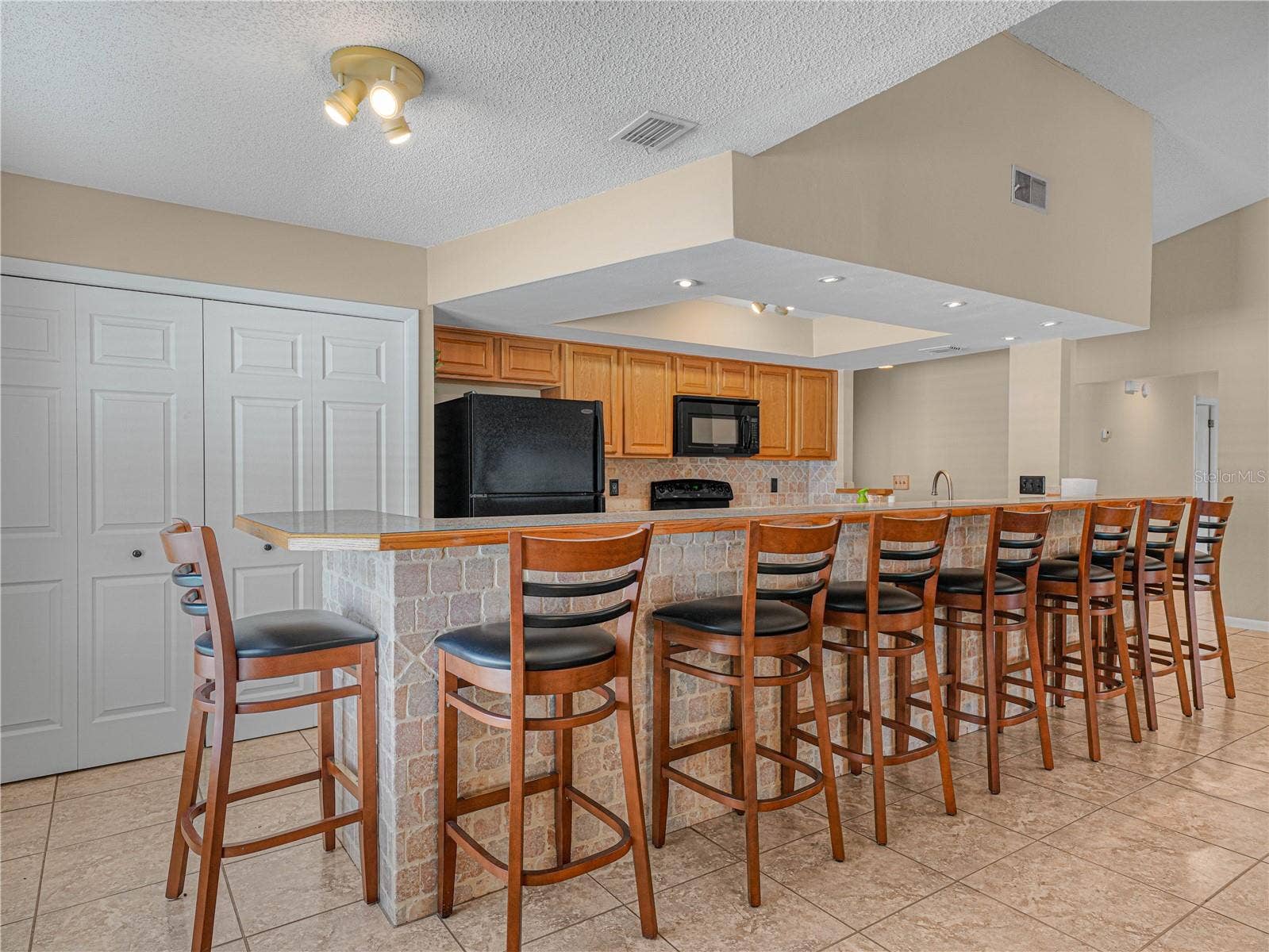 812 SANDALWOOD DRIVE, Plant City, FL 33563 Kitchen with eat-at bar