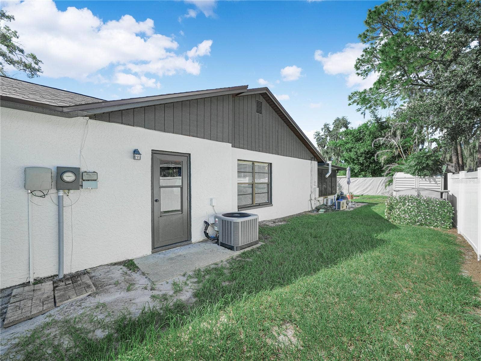 812 SANDALWOOD DRIVE, Plant City, FL 33563 Garage Side