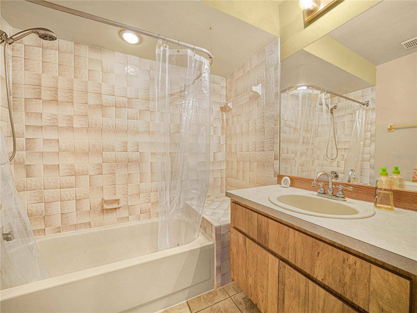 812 SANDALWOOD DRIVE, Plant City, FL 33563 Hall Bath