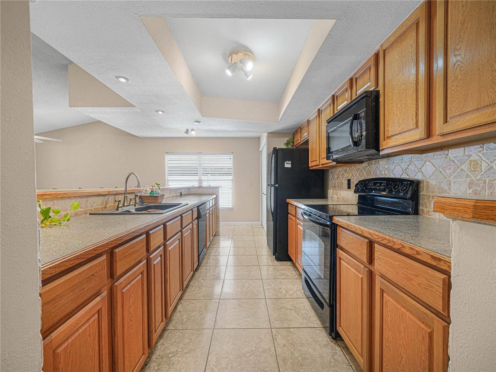 812 SANDALWOOD DRIVE, Plant City, FL 33563 Kitchen