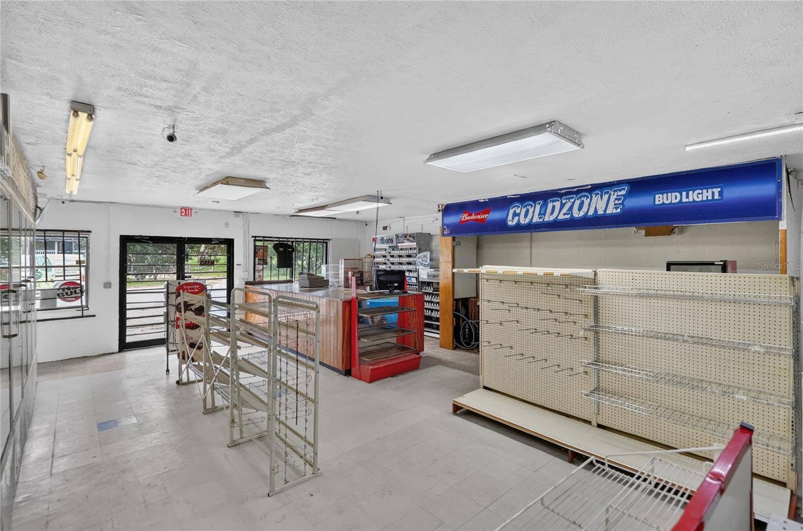 1529 COUNTY ROAD 547 N, Davenport, FL 33837 Shelving and Cooler