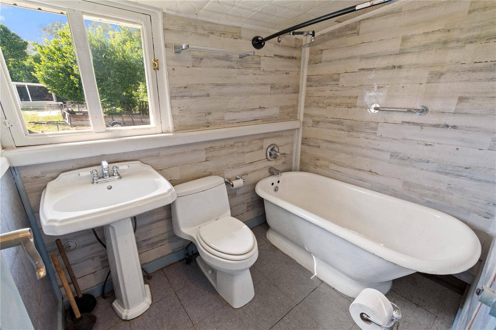 403 N WETMORE STREET, Lake Wales, FL 33853 Downstairs Guest Bathroom