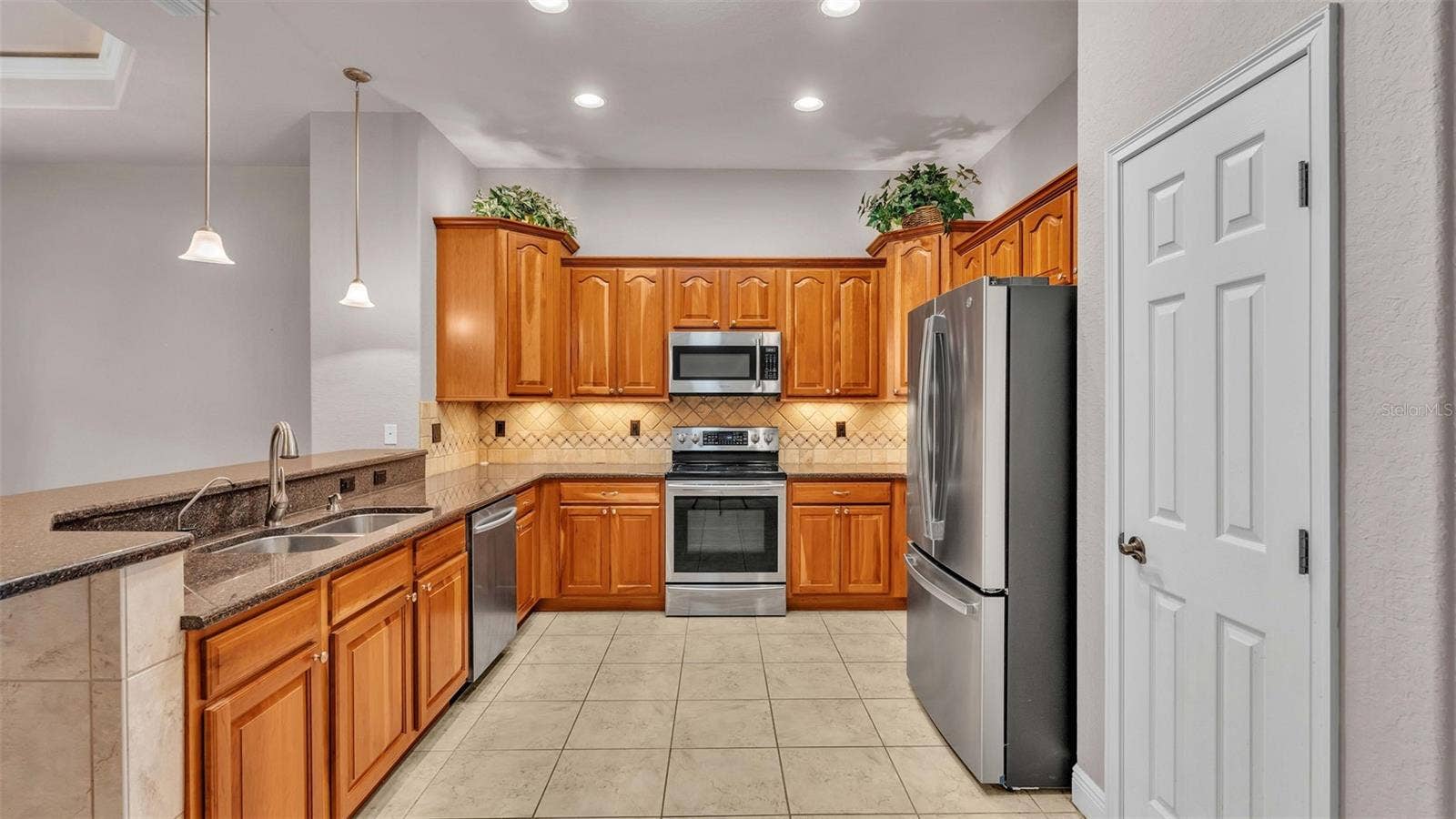 402 CRUISERS DRIVE, Polk City, FL 33868 Kitchen