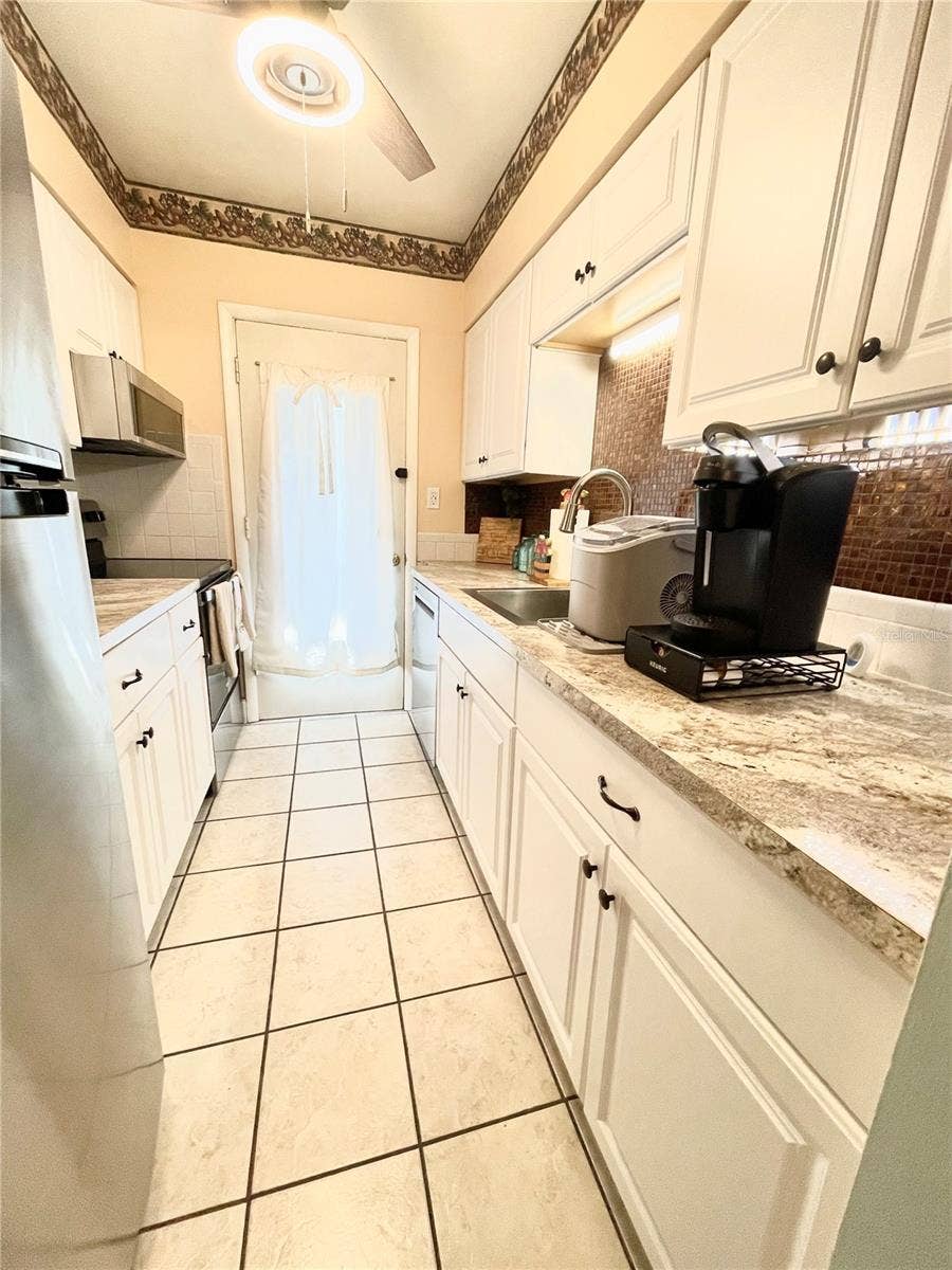 1600 W LAKE PARKER DRIVE, #B4, Lakeland, FL 33805 1600 W LAKE PARKER DRIVE, #B4, Lakeland, FL 33805