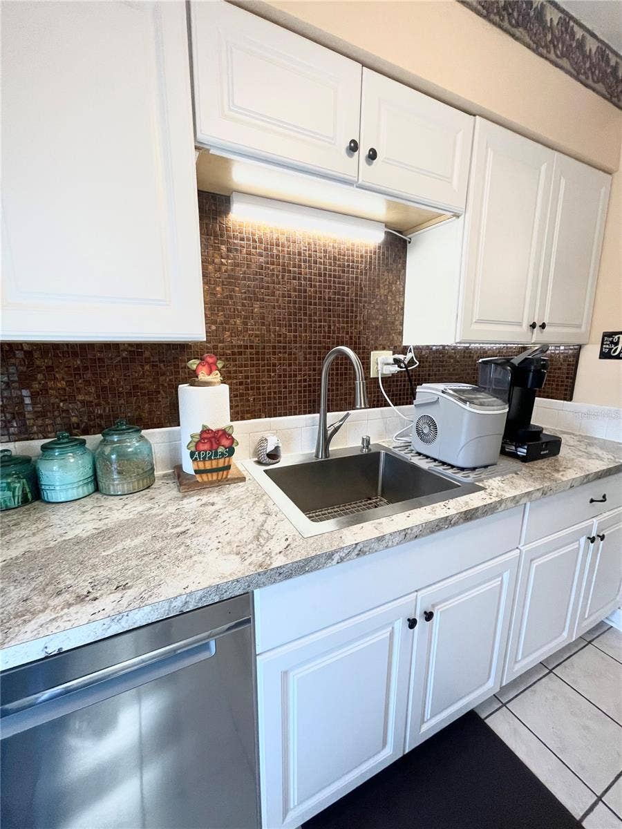 1600 W LAKE PARKER DRIVE, #B4, Lakeland, FL 33805 1600 W LAKE PARKER DRIVE, #B4, Lakeland, FL 33805