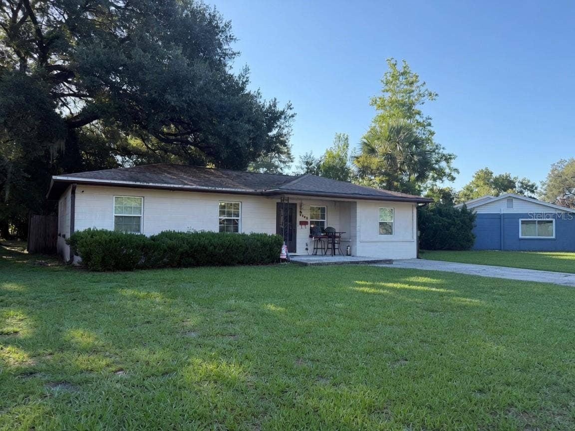 3142 HENDERSON CIRCLE W, Lakeland, FL 33803 Virtual staging (vehicles and trash cans removed)