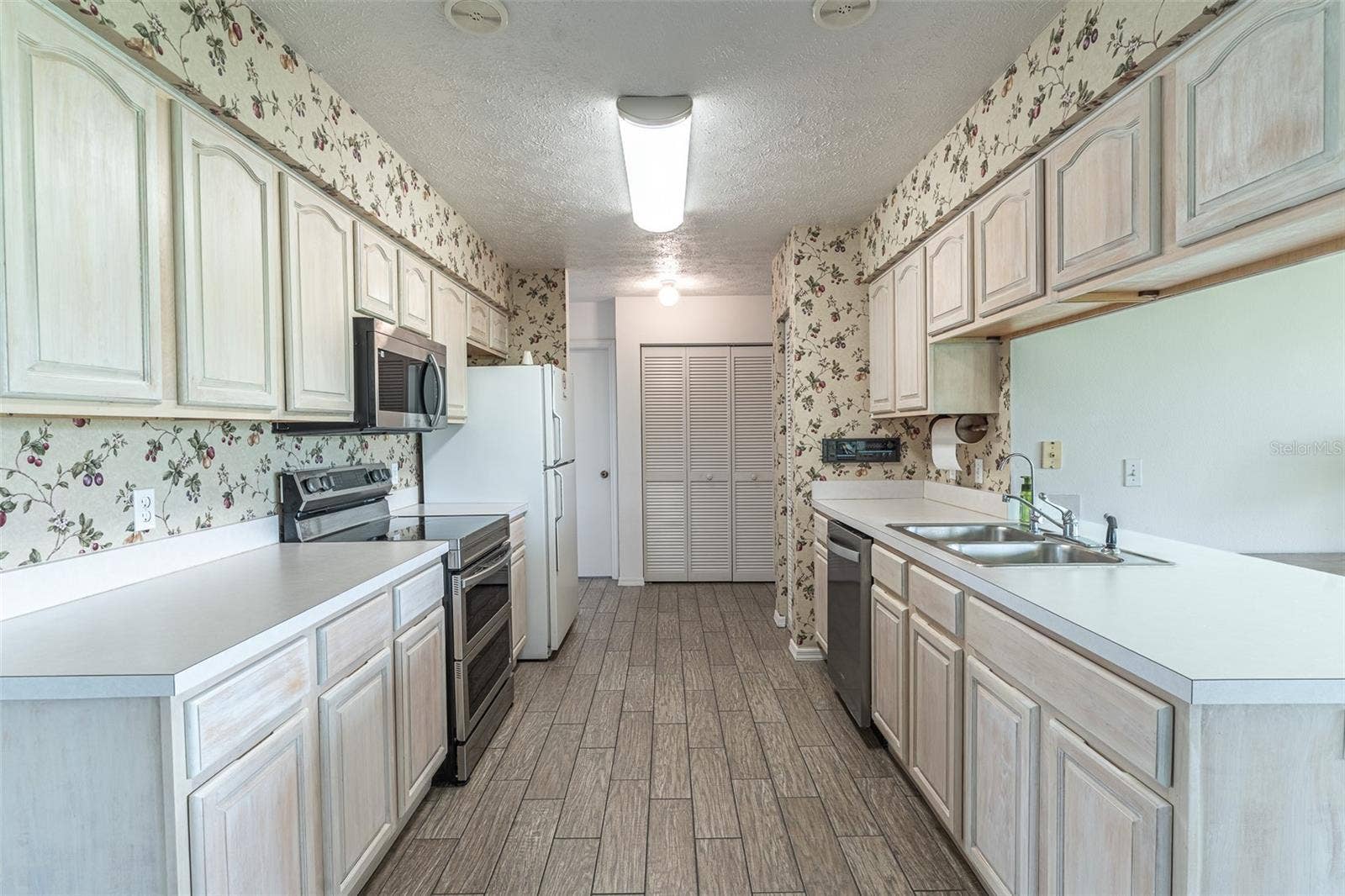 2260 GRAND CYPRESS DRIVE, Lakeland, FL 33810 2260 GRAND CYPRESS DRIVE, Lakeland, FL 33810
