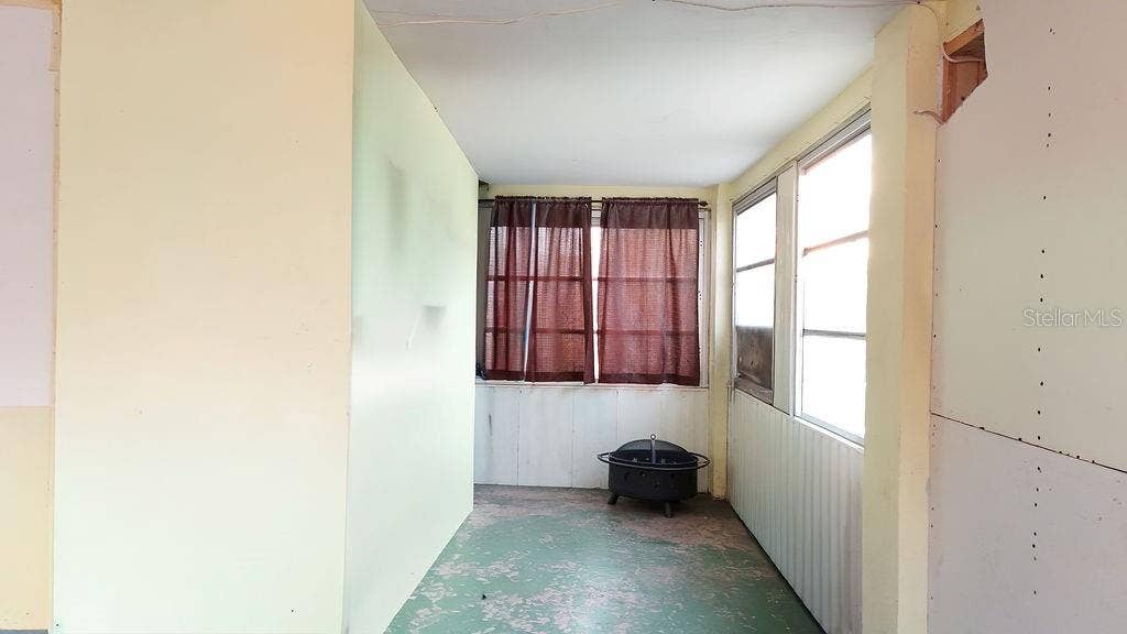 99 YALE AVENUE, Frostproof, FL 33843 Glass Room