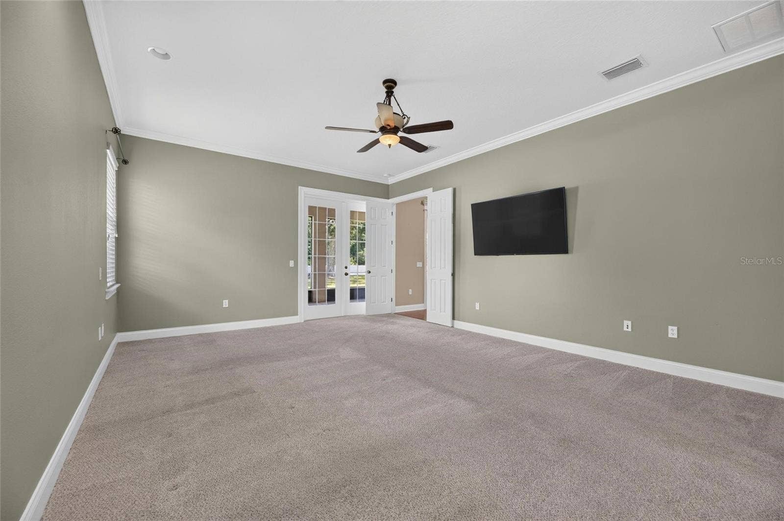 6408 WALKERS GLEN DRIVE, Lakeland, FL 33813 TV stays with this home