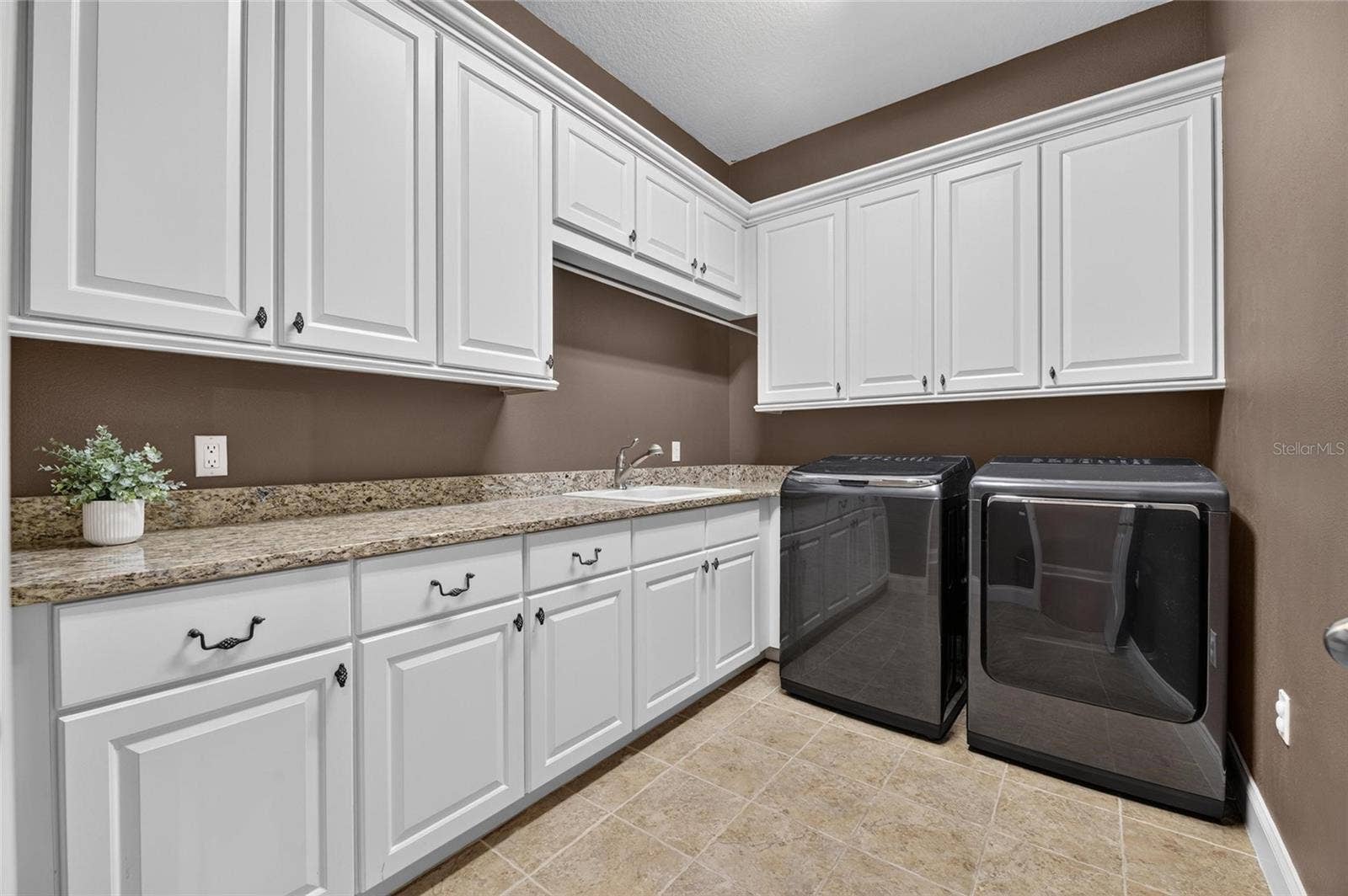 6408 WALKERS GLEN DRIVE, Lakeland, FL 33813 Large Laundry Room Washer & Dryer stays