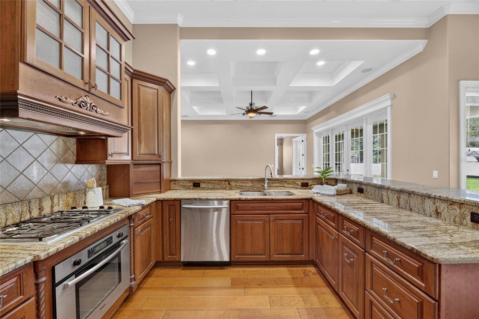 6408 WALKERS GLEN DRIVE, Lakeland, FL 33813 Lots of Counter Space and Cabinets