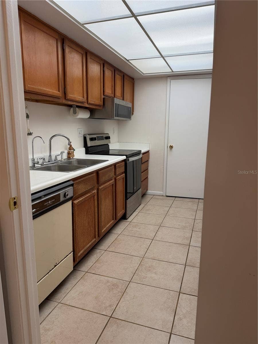 1130 N LAKE PARKER AVENUE, #C229, Lakeland, FL 33805 Kitchen