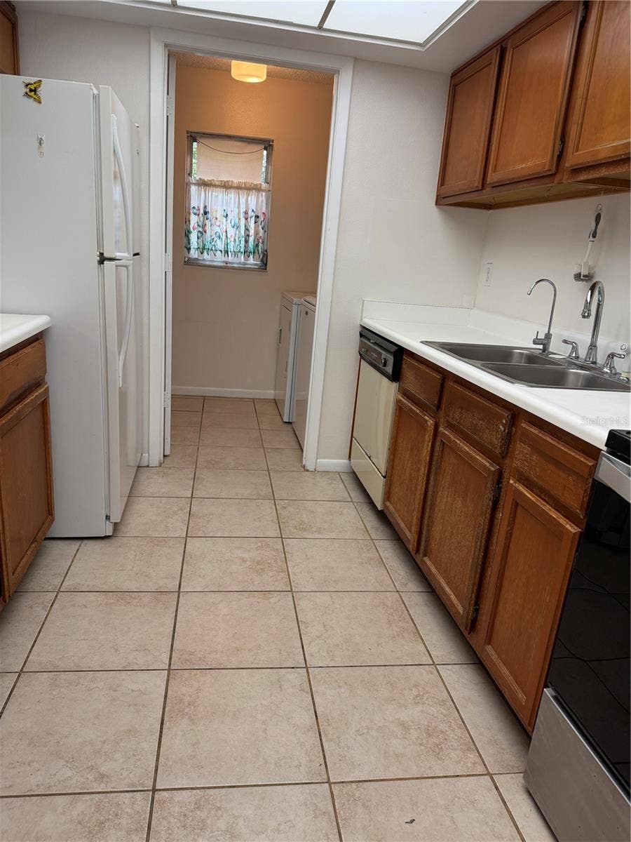 1130 N LAKE PARKER AVENUE, #C229, Lakeland, FL 33805 Kitchen to Laundry Room
