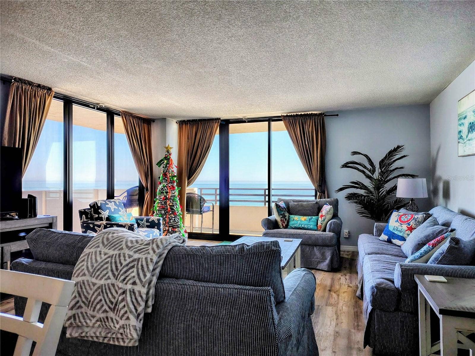 1420 N ATLANTIC AVENUE, #1102, Daytona Beach, FL 32118 Living room