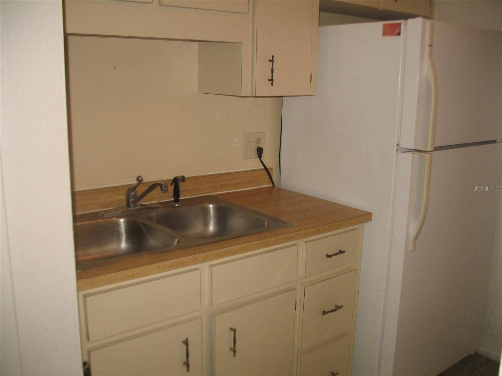 Winter Haven, FL 33881 KITCHEN AREA