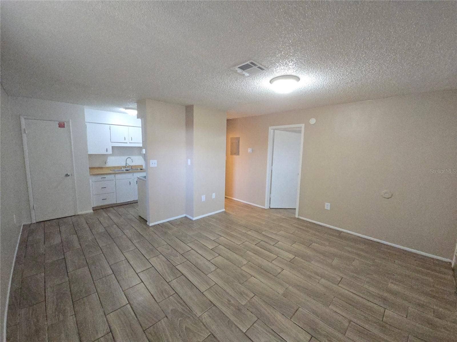 Winter Haven, FL 33881 LIVING ROOM # 1