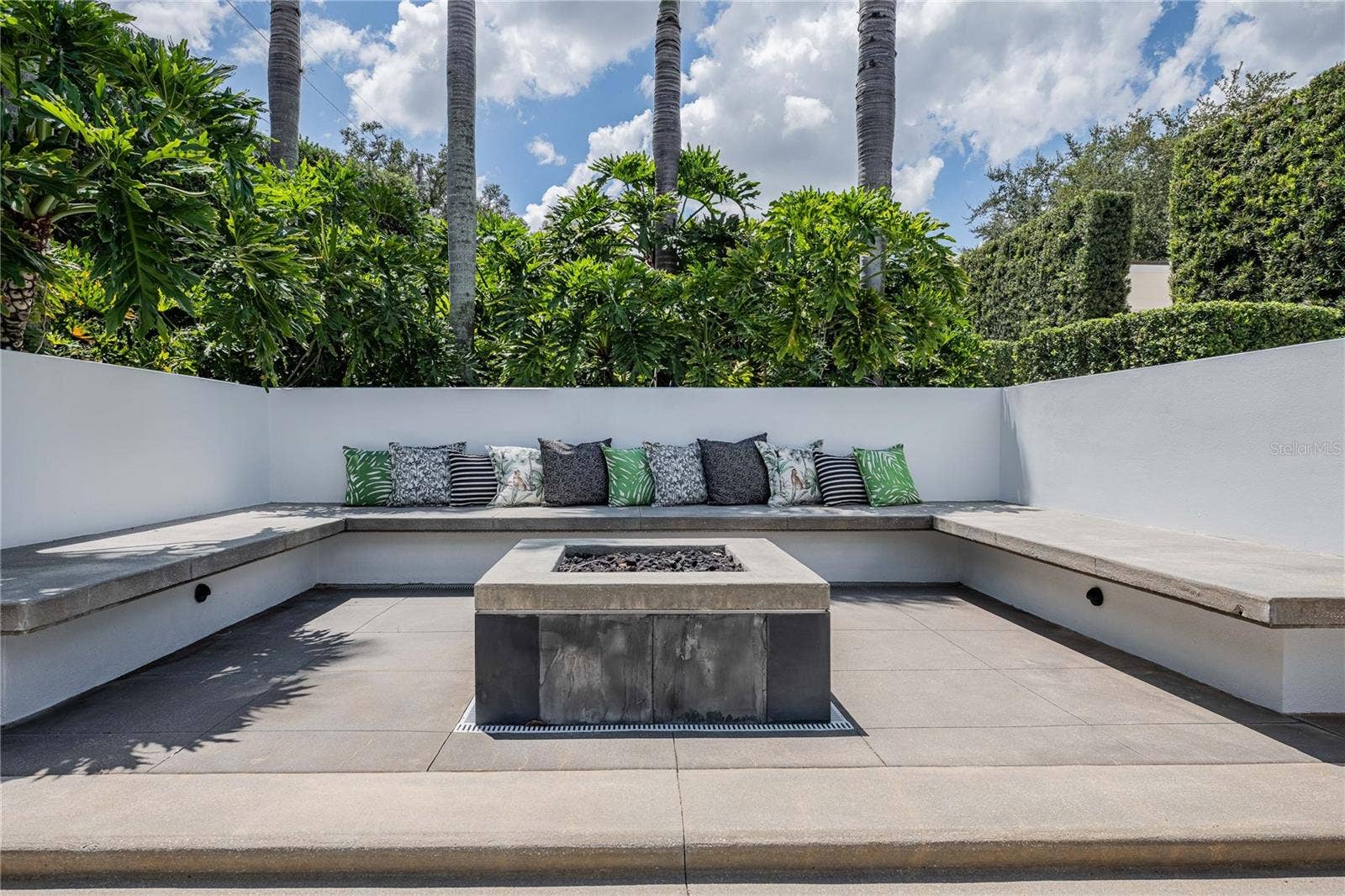 995 LAKE HOLLINGSWORTH DRIVE, Lakeland, FL 33803 Fire Pit