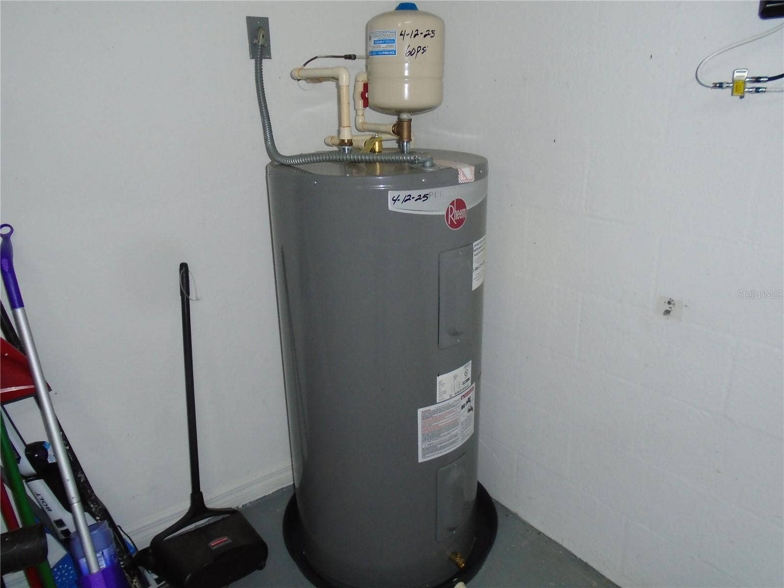 2746 SUNDANCE CIRCLE, Mulberry, FL 33860 Newer Water Heater
