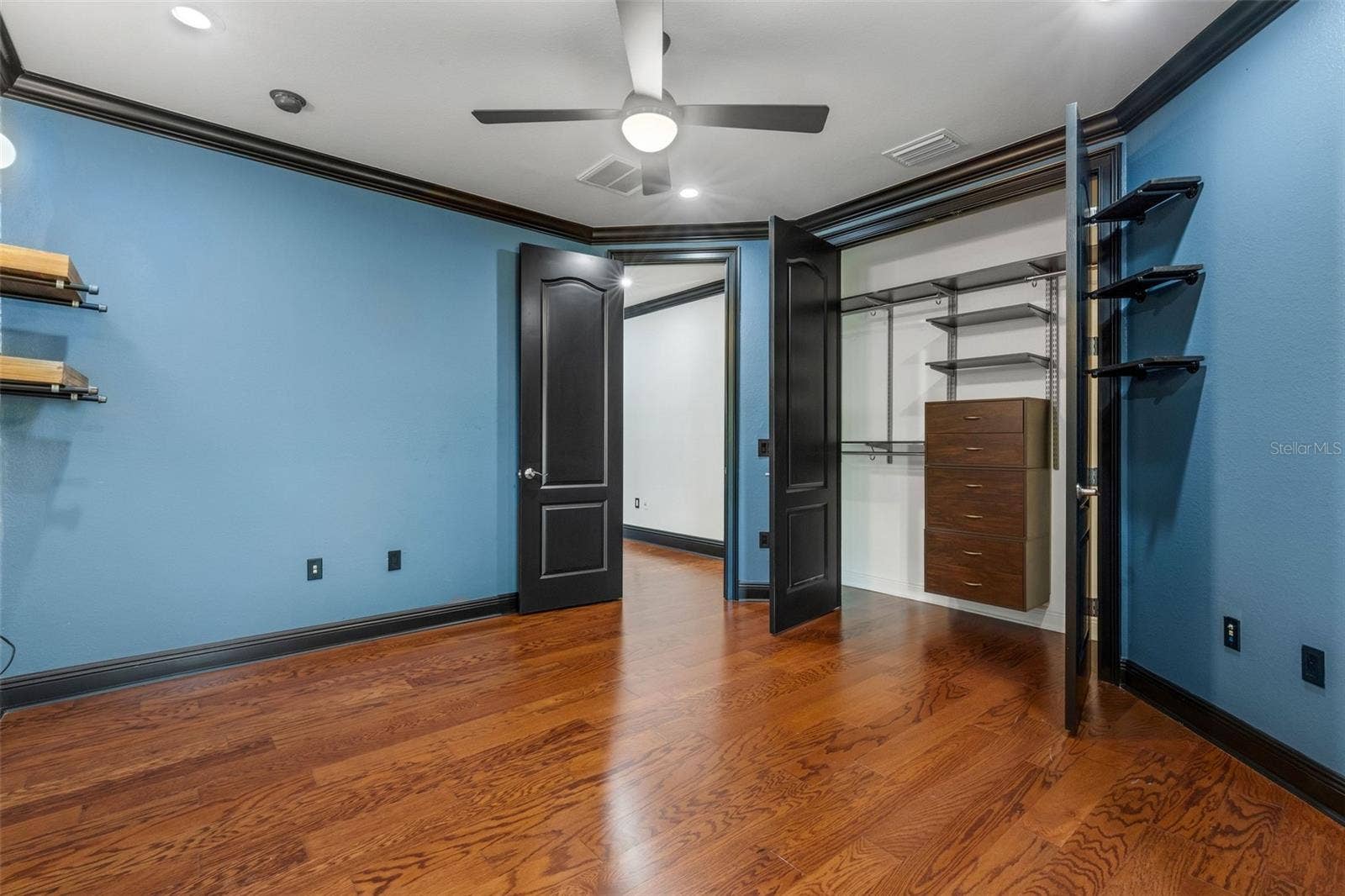 2734 BELLERIVE DRIVE, Lakeland, FL 33803 Custom interchangeable closet organizer system and dramatic accents.