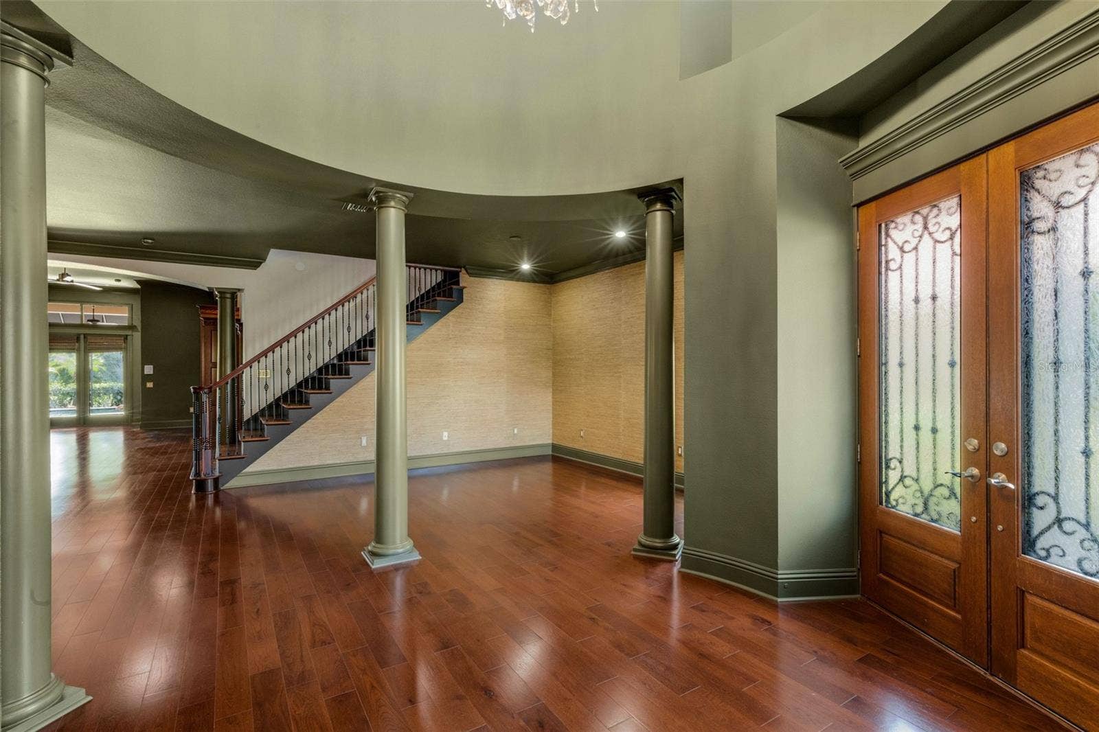 2734 BELLERIVE DRIVE, Lakeland, FL 33803 the rich saturated color decor instantly captures the imagination.