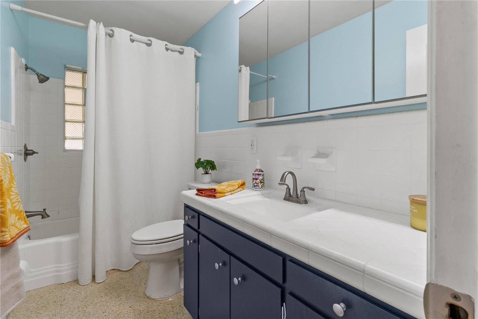 222 6TH STREET NE, Fort Meade, FL 33841 Guest bathroom
