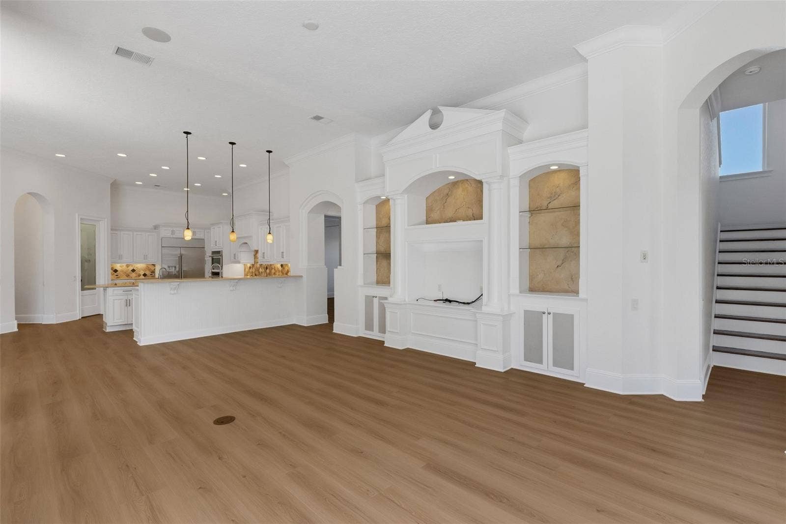 6562 EAGLE VIEW LOOP, Lakeland, FL 33813 Directly adjacent is the spacious family room.