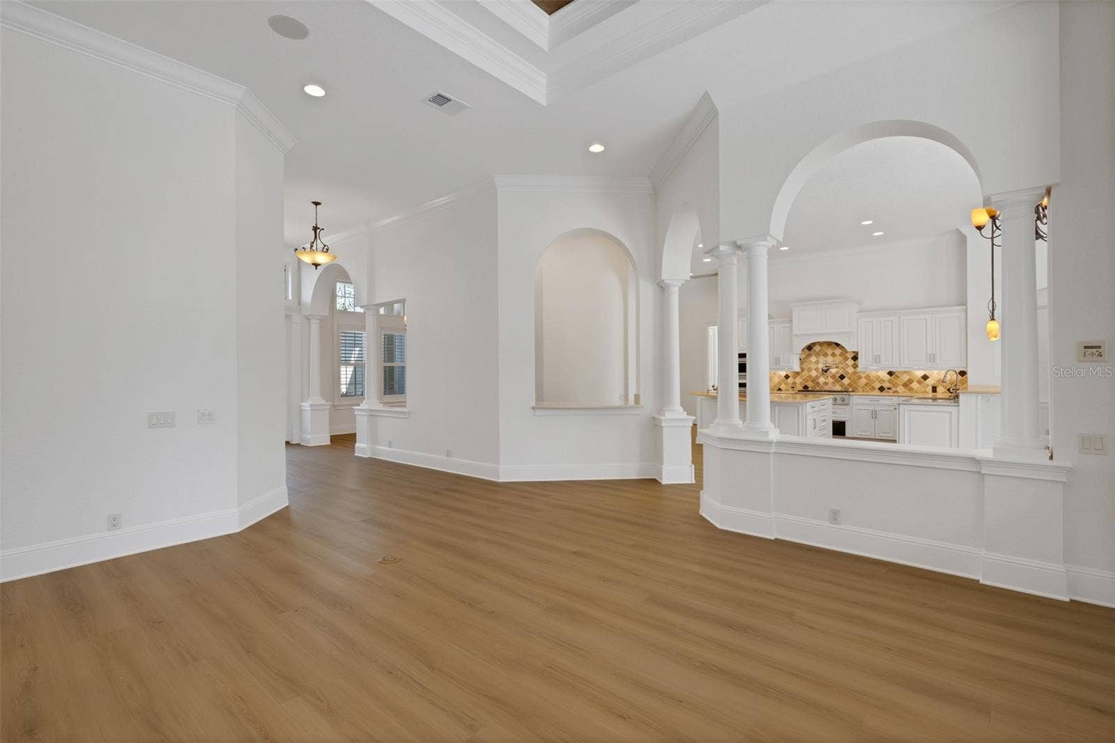 6562 EAGLE VIEW LOOP, Lakeland, FL 33813 The expansive layout makes this a great home for large families and those who love to entertain.