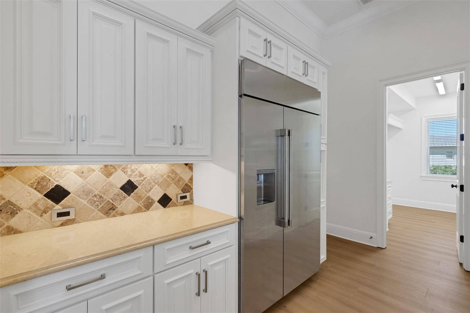 6562 EAGLE VIEW LOOP, Lakeland, FL 33813 Solid surface countertops with travertine backsplash, under cabinet lighting and more.
