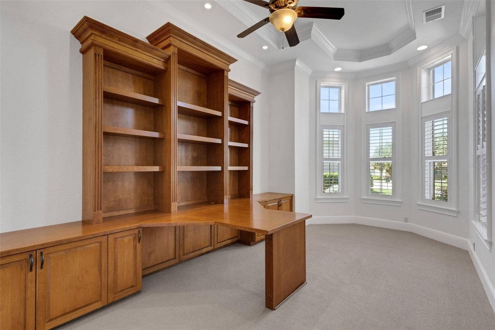 6562 EAGLE VIEW LOOP, Lakeland, FL 33813 The office has a massive built-in two-person desk and shelf system.