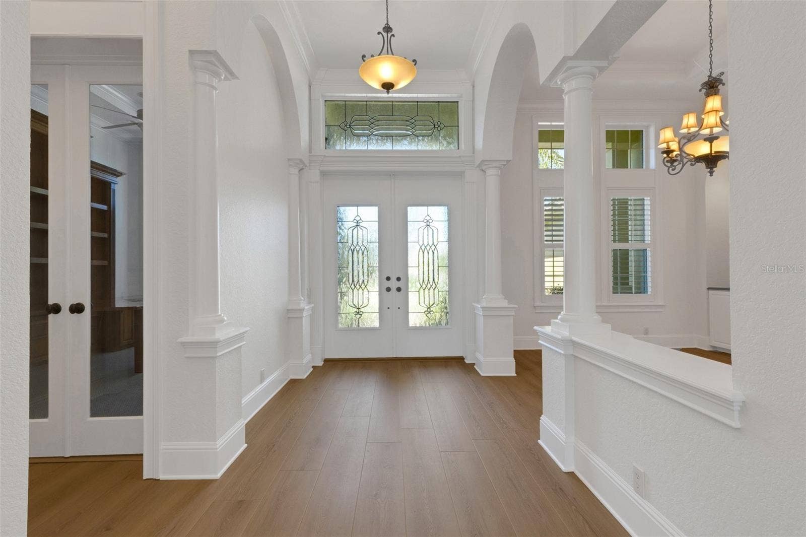 6562 EAGLE VIEW LOOP, Lakeland, FL 33813 The wide gallery style foyer "WOW's" visitors from the start.