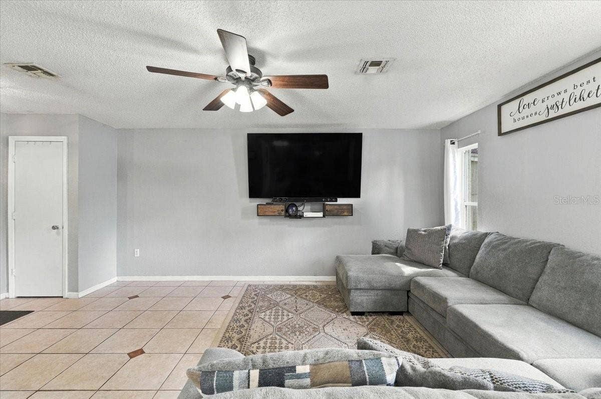 3824 CREEK WAY COURT, Plant City, FL 33563 Living Room