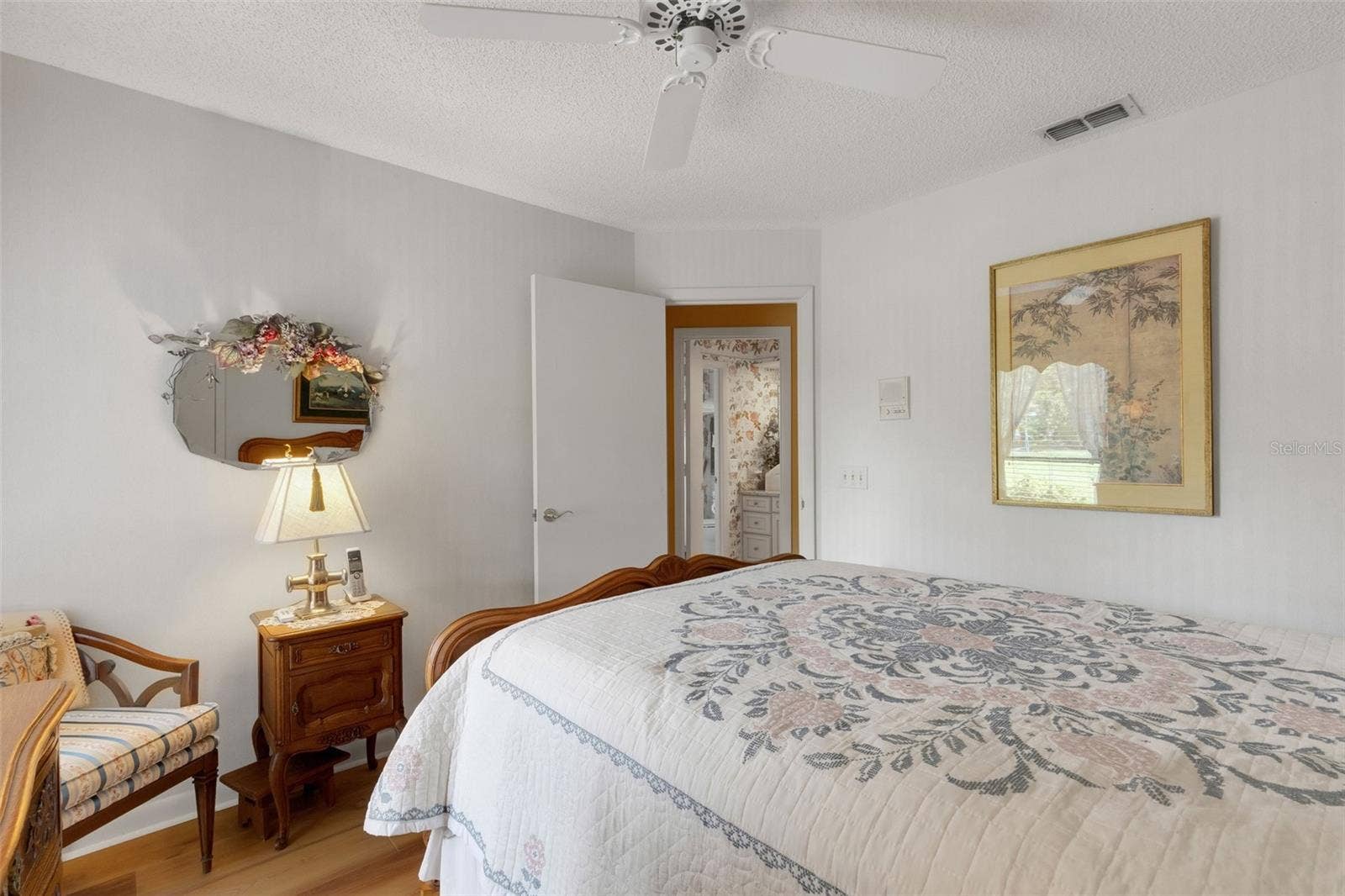 3507 BARLEY LANE, Lakeland, FL 33803 Light and neutral . . . ready for you to make it over in your own design.