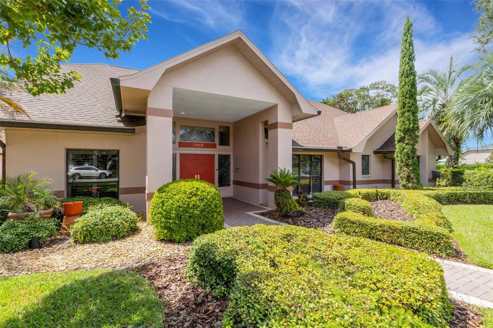3507 BARLEY LANE, Lakeland, FL 33803 This very special custom home will instantly make you feel welcome.