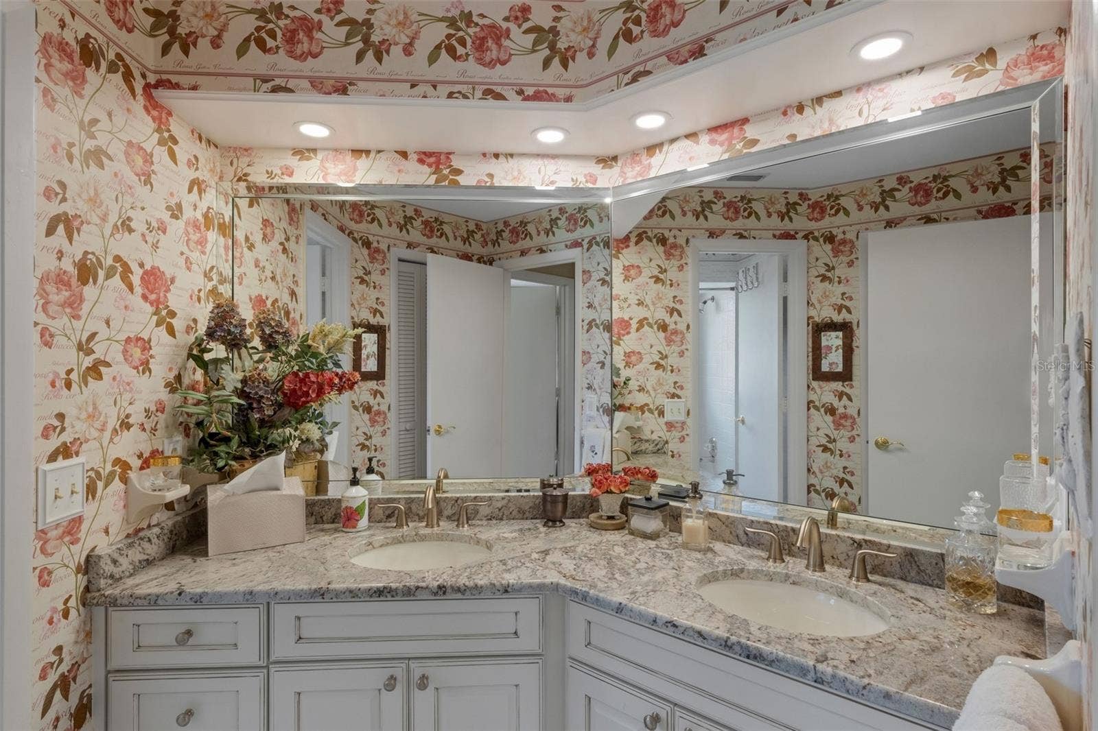 3507 BARLEY LANE, Lakeland, FL 33803 Bathroom #2 features a dual sink vanity as well.