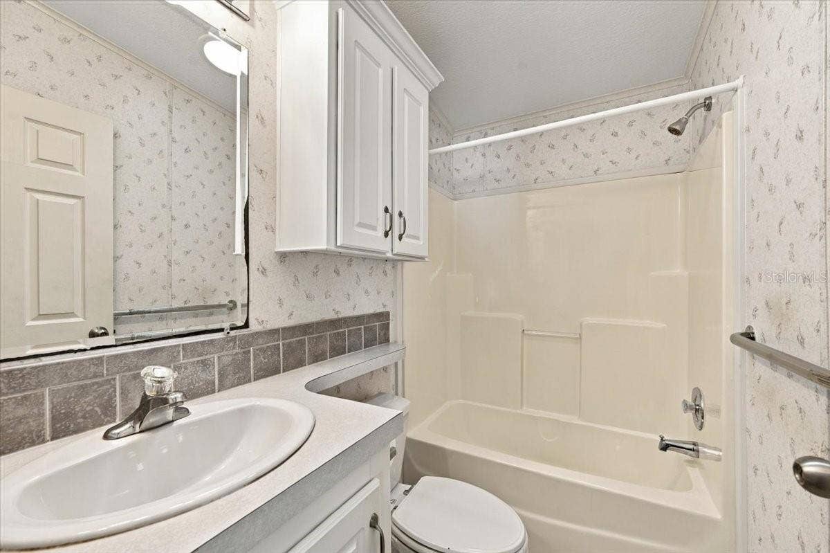 59 BEAVERKILL DRIVE, Lake Wales, FL 33898 Guest Bathroom