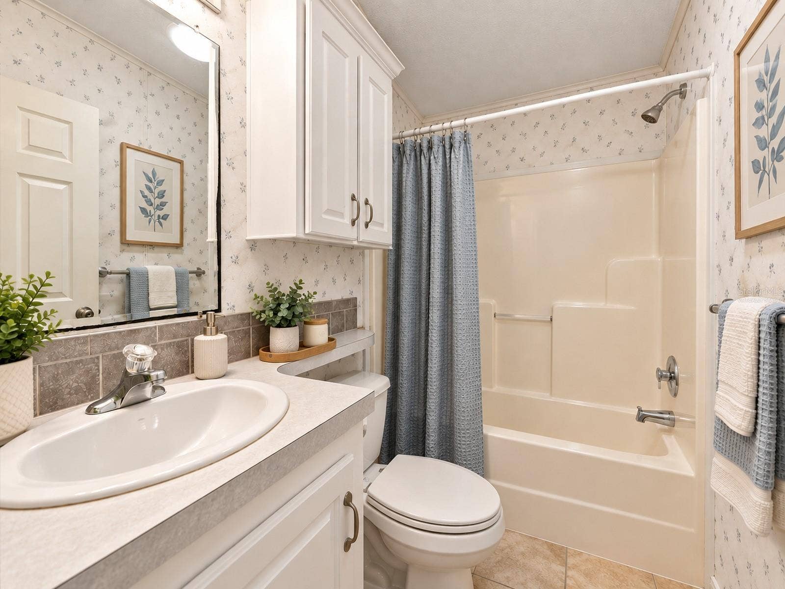 59 BEAVERKILL DRIVE, Lake Wales, FL 33898 Virtually staged for visualization purposes - Guest Bath