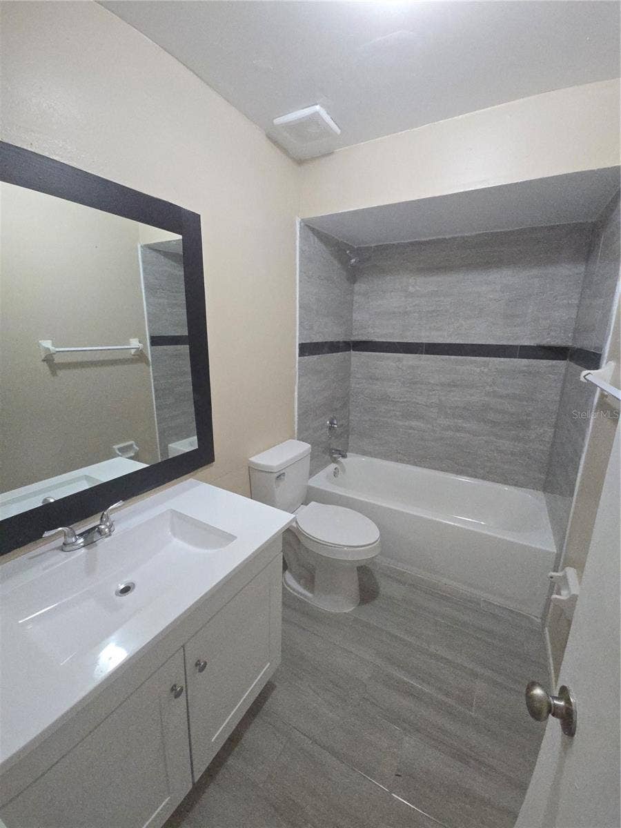 Lakeland, FL 33815 1334 BATHROOM