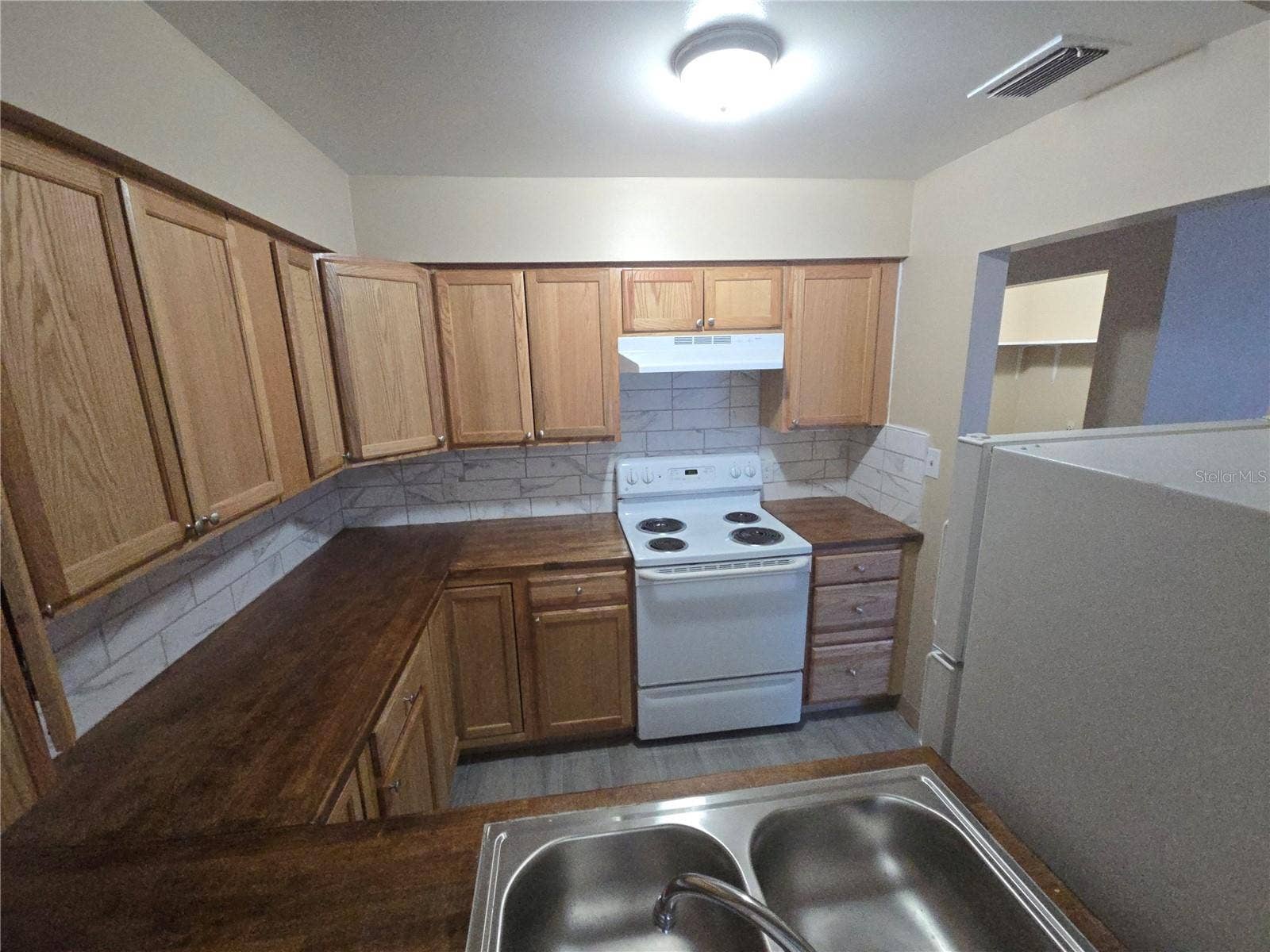 Lakeland, FL 33815 1334 KITCHEN - VIEW FROM DINING AREA