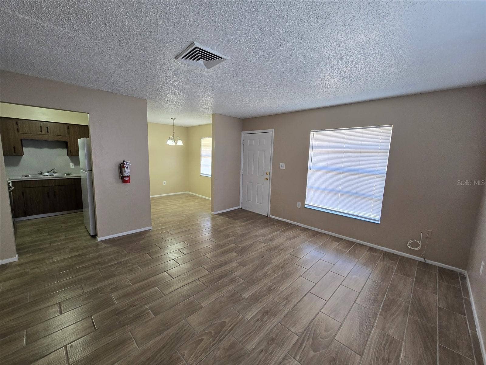Lakeland, FL 33815 1332 LIVING ROOM