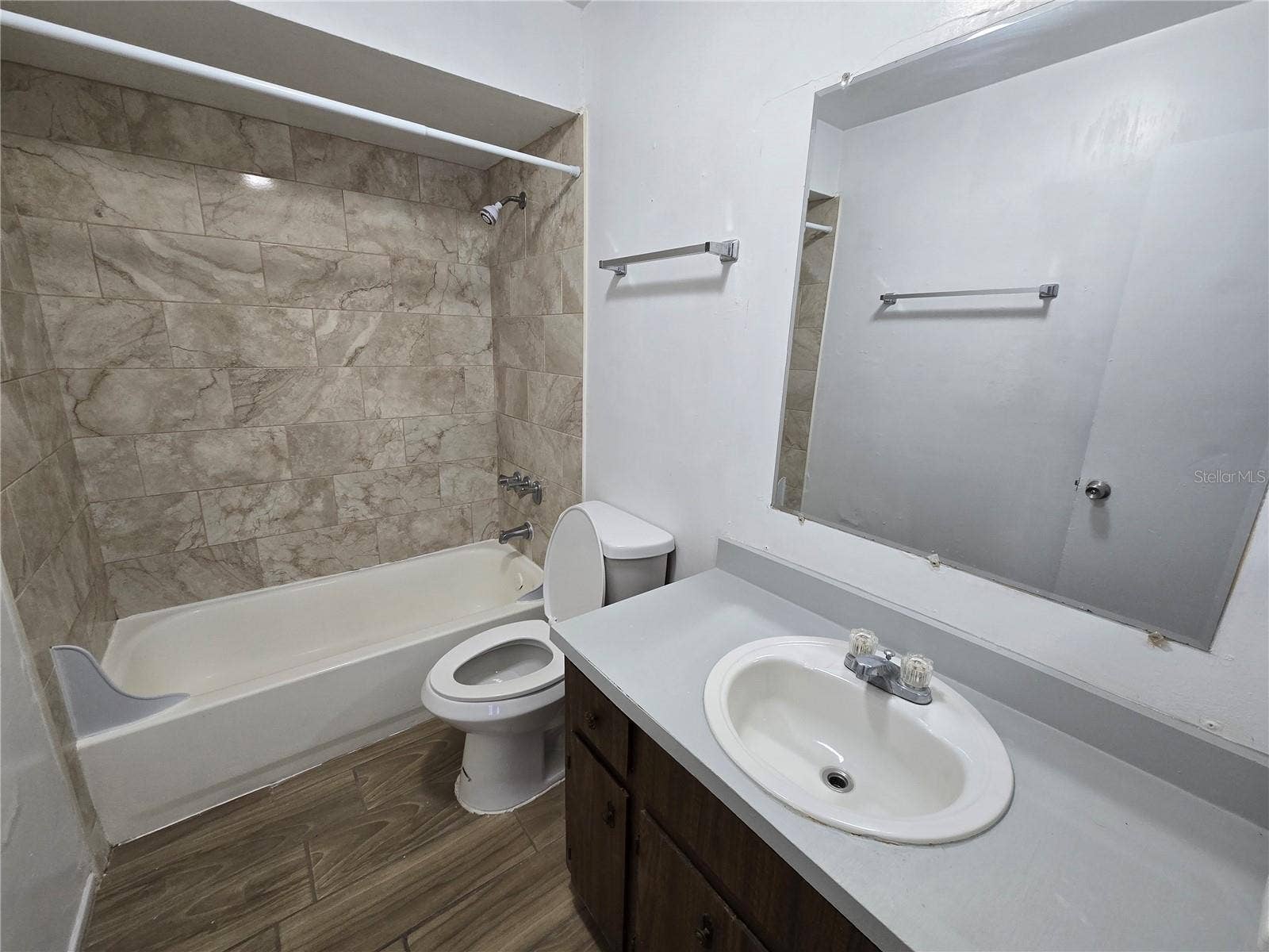Lakeland, FL 33815 1332 BGATHROOM